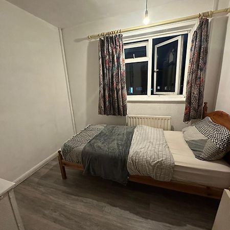 Stevenage Town Centre Hostel - Budget Single Room 외부 사진
