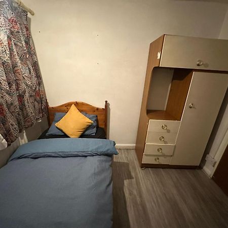 Stevenage Town Centre Hostel - Budget Single Room 외부 사진