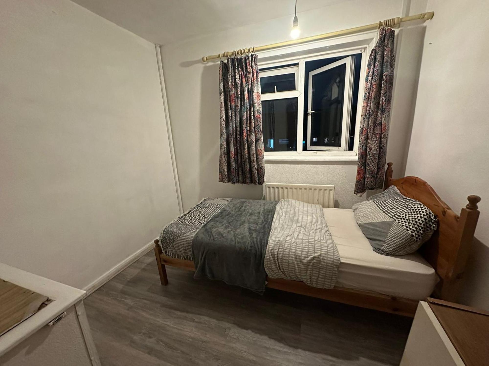 Stevenage Town Centre Hostel - Budget Single Room 외부 사진