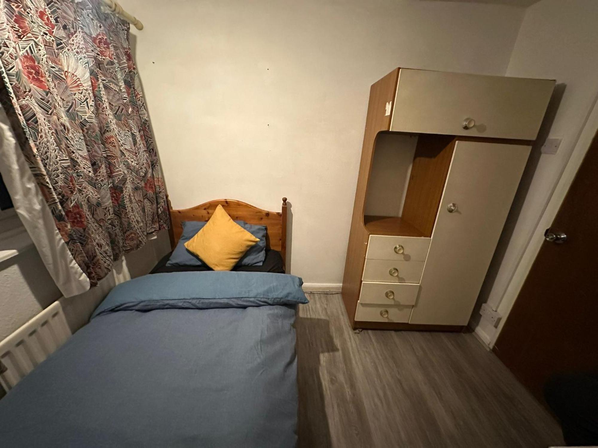 Stevenage Town Centre Hostel - Budget Single Room 외부 사진